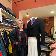 Η Άρτεμις Ισουφλλάρι, σχεδιάστρια και μοδίστρα ρούχων, επιμελείται το χαρακτηριστικό κοστούμι που φόρεσε ο ηθοποιός Αντώνης Μυριαγκός στην ταινία του Γιάννη Σμαραγδή «Καποδίστριας», στο ατελιέ της 