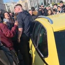 Τέμπη: Οδηγός ταξί προσπάθησε να περάσει μπροστά από τη Βουλή μόλις ολοκληρώθηκε η συγκέντρωση -Ένταση με διαδηλωτές