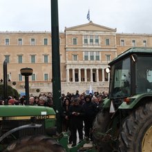 Τα τρακτέρ των αγροτών έξω από τη Βουλή 