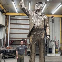 Το άγαλμα που φιλοτέχνησε ο Άλαν Κότριλ απεικονίζει τον Τραμπ με υψωμένη γροθιά, όπως μετά την  απόπειρα δολοφονίας του το 2024 στην Πενσιλβάνια