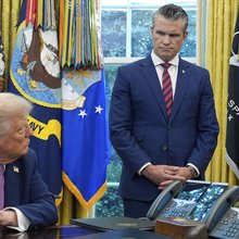 Από αριστερά, ο Ντόναλντ Τραμπ, Πιτ Χέγκσεθ και Νταν Κέιν