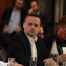 Ο Χάρης Δούκας στη συνεδρίαση της ΚΟΕΣ