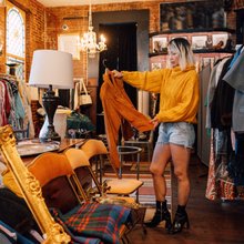 Οι πωλήσεις περιουσιακών αντικειμένων από κατοικίες αποκτούν αυξανόμενο ενδιαφέρον, ιδιαίτερα από νεότερες γενιές / SHUTTERSTOCK