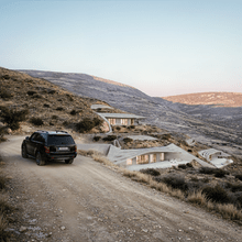 υπόσκαφη κατοικία δρόμος αυτοκίνητο πλαγιά ορεινή νησί 