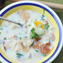 Εδώ και γενιές, οι ζωμοί και οι ελαφριές κρεμώδεις σούπες αποτελούν μια εύκολη και παρηγορητική επιλογή για τις πρώτες ώρες της ημέρας, όταν το σώμα αναζητά κυρίως ζεστασιά / SHUTTERSTOCK