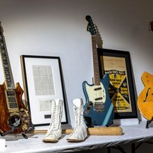 Πρόκειται για μια συλλογή που εκτιμάται ότι ξεπερνά τα 100 εκατομμύρια δολάρια σε αξία και περιλαμβάνει αντικείμενα που συνδέονται άμεσα με καθοριστικές στιγμές της παγκόσμιας πολιτιστικής ιστορίας / JIM IRSAY COLLECTION