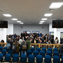 H αίθουσα στη δίκη των Τεμπών