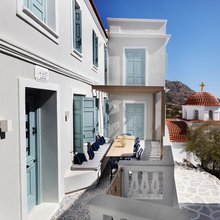 βεράντα χτιστός καναπές πέργκολα σπίτι Κάρπαθος