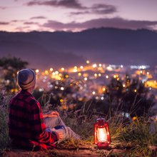 Άνδρας κοιτάζει από ψηλά το σούρουπο