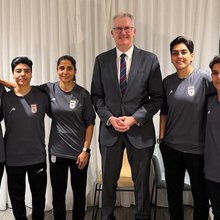 O Υπουργός Εσωτερικών της Αυστραλίας, Τόνι Μπερκ, στο κέντρο, ποζάρει σε άγνωστη τοποθεσία με τις πέντε Ιρανές ποδοσφαιρίστριες στις χορηγήθηκε άσυλο, Τρίτη 10 Μαρτίου 2026 – Φωτ: ΑΡ