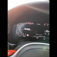 Με 300 χλμ./ώρα δίπλα στις ράγες -Η τρελή κόντρα αυτοκινήτου με τρένο που έγινε viral (video)