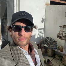 Ο Βρετανός Τζορτζ Λέινγκ που αγόρασε ένα σπίτι στο Μουσομέλι της Σικελίας