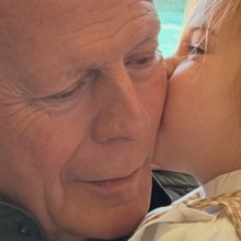 Ο Μπρους Γουίλις αγκαλιά με την εγγονή του