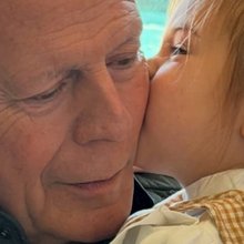 Ο Μπρους Γουίλις αγκαλιά με την εγγονή του