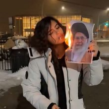 Ιρανή ανάβει τσιγάρο καίγοντας φωτό του Χαμενεϊ