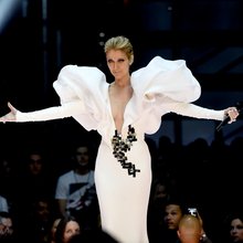 Η Σελίν Ντιόν τραγουδά