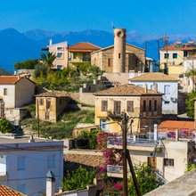 Το χωριό Χρισσό στους πρόποδες του Παρνασσού