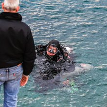 Στιγμιότυπο από την επιχείρηση απεγκλωβισμού του δύτη στα Λιμανάκια Βουλιαγμένης – Φωτ: ΓΙΩΡΓΟΣ ΚΟΝΤΑΡΙΝΗΣ/EUROKINISSI)