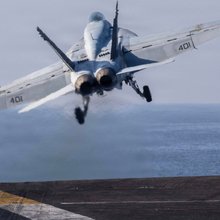 Μαχητικό F/A-18E Super Hornet απονηώνεται από το αεροπλανοφόρο USS Abraham Lincoln
