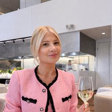 Η Φαίη Σκορδά με ροζ φόρεμα