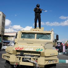 Άνδρας της αστυνομίας των Φρουρών της Επανάστασης στο κέντρο της Τεχεράνης 