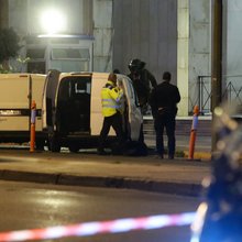 Άνδρας απειλούσε με χειροβομβίδες έξω από τη ΓΑΔΑ