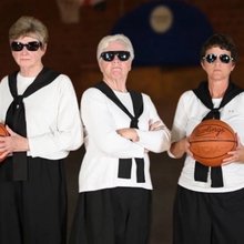 Γιαγιάδες παίζουν μπάσκετ