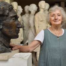 Οταν η Ασπασία Παπαδοπεράκη σμίλευε τον Καβάφη