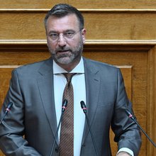 Ξεκίνησε η δίκη για τον ξυλοδαρμό του βουλευτή Βασίλη Γραμμένου στη Βουλή - Στο εδώλιο ο βουλευτής Κ. Φλώρος