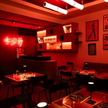 εστιατόριο τραπέζια κόκκινα νέον φώτα japanese pub 