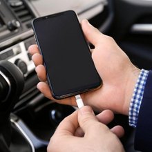 Φόρτιση κινητού τηλεφώνου στο αυτοκίνητο 