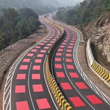 Κόκκινη άσφαλτος στους δρόμους της Ινδίας 