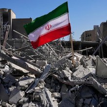 Σημαία του Ιράν στα ερείπια βομβαρδισμένου αστυνομικού τμήματος στην Τεχεράνη
