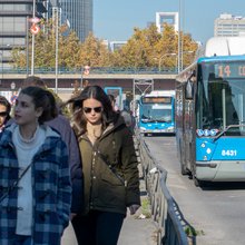 Καταδικάστηκε άνδρας στην Ισπανία για χειροφίλημα σε στάση λεωφορείου
