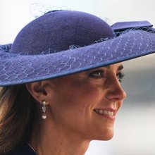 Η Κέιτ Μίντλετον με μπλε καπέλο με γείσο