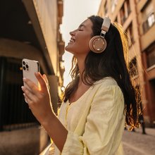 Κοπέλα ακούει μουσική με ακουστικά