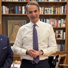 Συνάντηση Μητσοτάκη με τον πρόεδρο του Ελληνικού Ερυθρού Σταυρού Αντώνη Αυγερινό