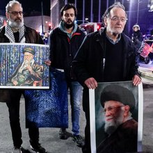 Ο Παναγιώτης Λαφαζάνης σε αντιπολεμική συγκέντρωση στο Σύνταγμα με εικόνα του Αλί Χαμενεΐ