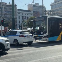 Το σημείο όπου το λεωφορείο παρέσυρε ηλικιωμένο άνδρα στον Πειραιά