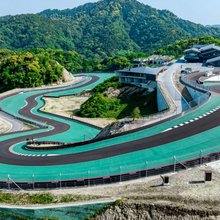 Δισεκατομμυριούχος έφτιαξε πίστα της Formula 1 στην αυλή του σπιτιού του.