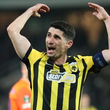 Ο Πέτρος Μάνταλος με το περιβραχιόνιο