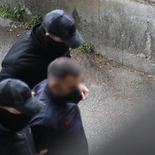 Μεταγωγή του 23χρονου στον εισαγγελέα 