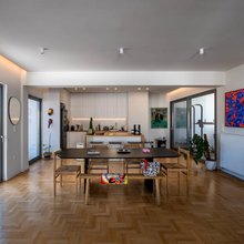 Στο Μετς, δύο σπίτια των 70s απέκτησαν νέα ζωή με θέα την Ακρόπολη