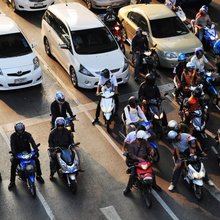 Μοτοσυκλέτες μπροστά σε φωτεινό σηματοδότη 