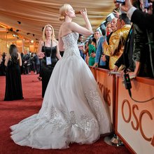 Η εντυπωσιακή Ελ Φάνινγκ στο κόκκινο χαλί