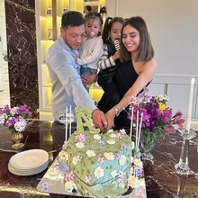 Ο Μεσούτ Οζίλ με την οικογένειά του και δεξιά στον γάμο του με κουμπάρο τον Ερντογάν