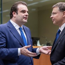 Ο Κυριάκος Πιερρακάκης συζητά με τον Βάλντις Ντομπρόβσκις στο Eurogroup