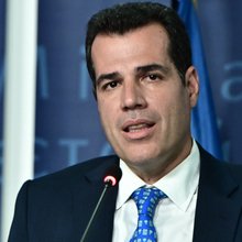 Ο Θάνος Πλεύρης σε μικρόφωνο