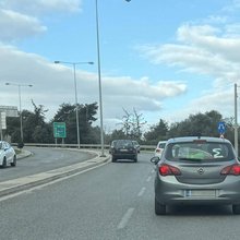 Το αυτοκόλλητο Σ στο πίσω μέρος αυτοκινήτου 