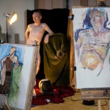 O 54χρονος Αντριαν Γκίλαν μέχρι σήμερα εκτιμά ότι έχει ποζάρει γυμνός περισσότερες από 25.000 φορές / DAVID ROSE